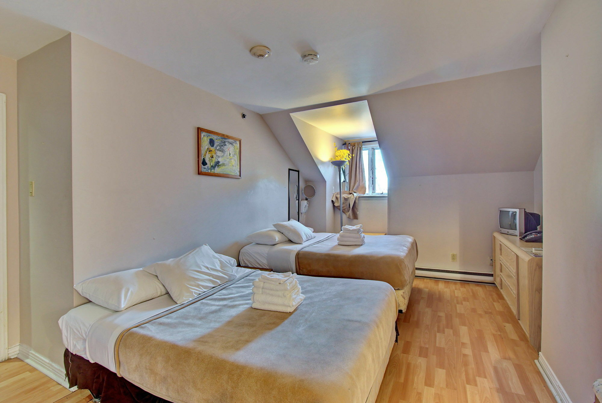 Auberge & Hotel Montreal Espace Confort Екстериор снимка