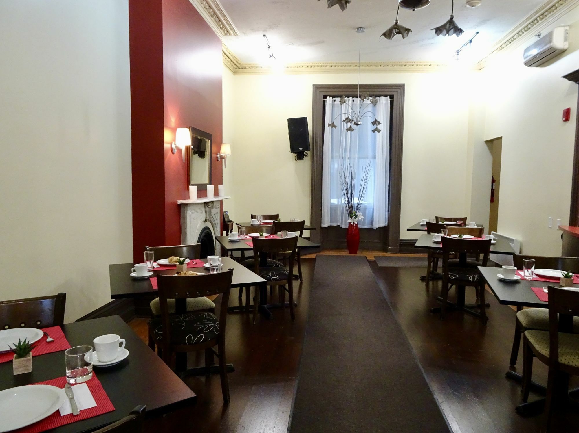 Auberge & Hotel Montreal Espace Confort Екстериор снимка